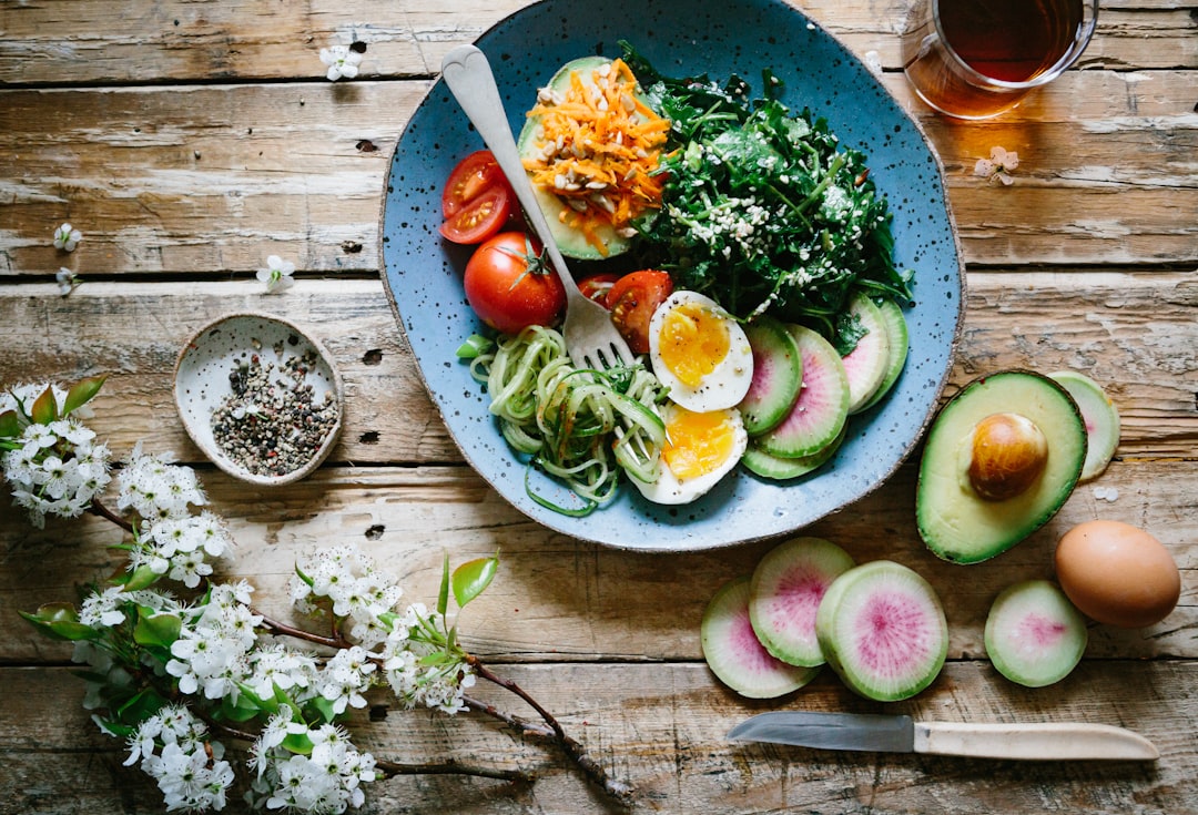 ketogenic diet food plate avocado eggs bacon nuts